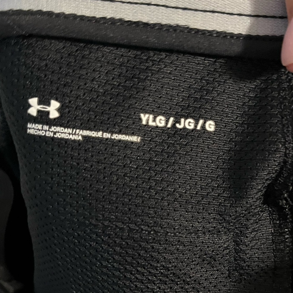 Youth L Under Armour Shorts - Picture 3 of 5